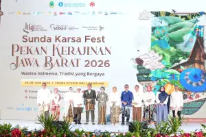 Wagub Erwan Setiawan saat membuka Pekan Kerajinan Jawa Barat (PKJB) 2026 di Trans Luxury Hotel, Kota Bandung, Jumat (26/6/2026). (Sumber Foto: Humas Jabar)
