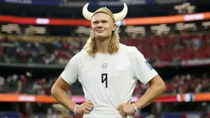 Selebrasi Erling Haaland setelah berhasil menjadi penentu kemenangan Norwegia atas Pantai GAding. (Sumber: web/bbc.com)