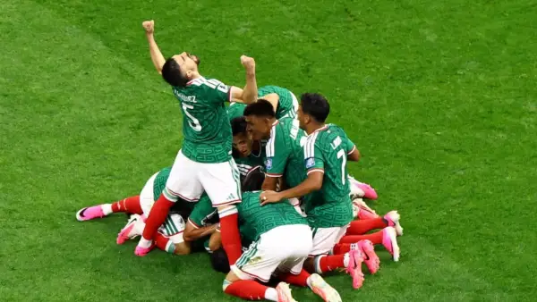 Selebrasi para pemain Mexico saat Raul Jimenez berhasil mencetak gol ke gawang Ekuador (Sumber: web/en.as.com)