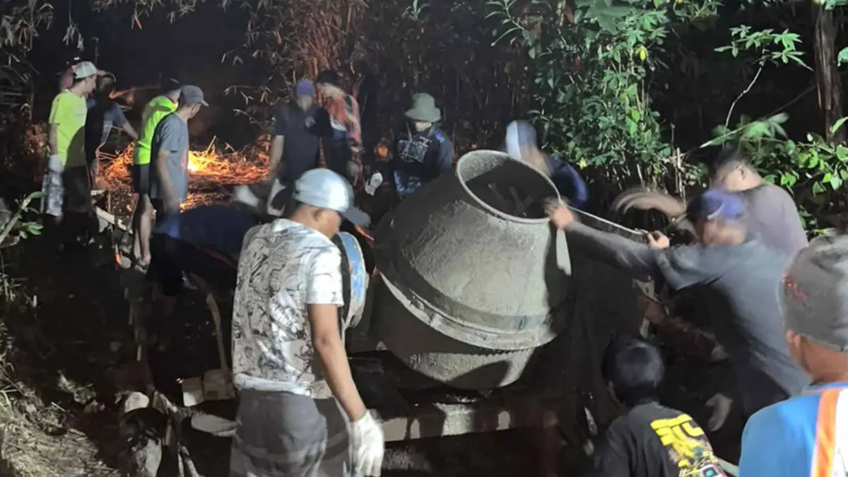 Kompak! Warga Cicohag Sukabumi Swadaya Cor Jalan TPU hingga Larut Malam