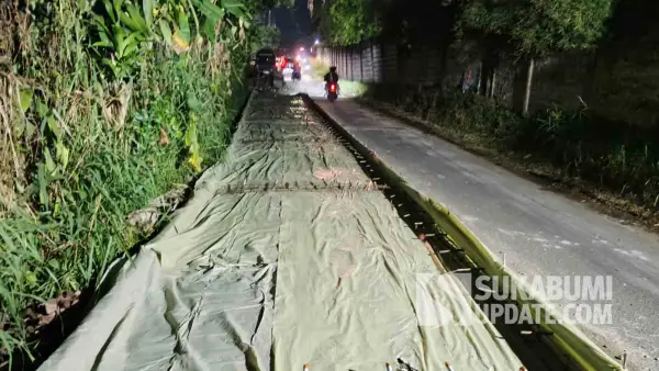 Kondisi pekerjaan rekonstruksi Jalan Warungceuri–Purwasari di STA 2+400, Kecamatan Cicurug, Kabupaten Sukabumi, pada Selasa (30/6/2026). (Sumber Foto: UPTD PU Cicurug)