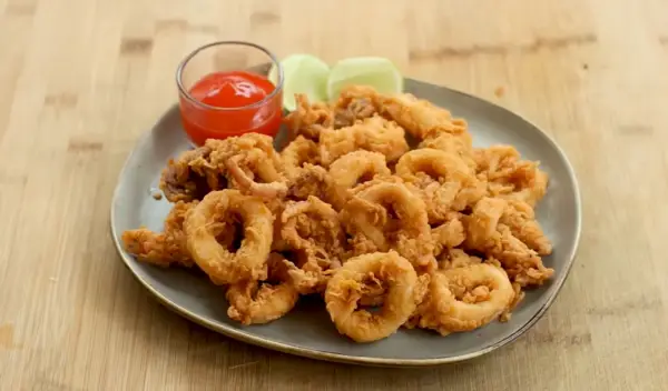 Resep Cumi Goreng Tepung, Hidangan Seafood Gurih di Dalam Renyah di Luar (Sumber : Youtube | Devina Hermawan)