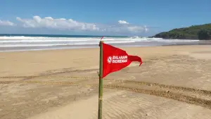 Bendera merah tanda bahaya dipasang di Pantai Pangumbahan, Kecamatan Ciracap, Sukabumi. (Sumber: Istimewa)