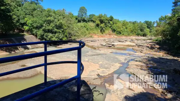 Kondisi Bendungan Sungai Ciletuh Sukabumi pada Kamis (2/7/2026), Debit airnya mulai mengalami penurunan saat musim kemarau. (Sumber Foto: SU/Ragil)