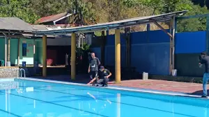 Polisi olah TKP di kolam renang Tirta Palabuhanratu pasca kematian bocah 6 tahun saat berenang (Sumber: dok polsek)