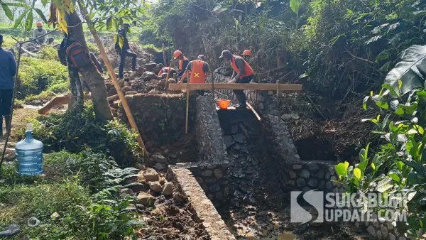 Pekerjaan peningkatan jaringan irigasi permukaan di Daerah Irigasi (DI) Cijulang, Desa Darmareja, Kecamatan Nagrak, oleh Dinas PU Kabupaten Sukabumi | Foto : Ibnu Sanubari
