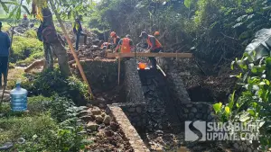 Pekerjaan peningkatan jaringan irigasi permukaan di Daerah Irigasi (DI) Cijulang, Desa Darmareja, Kecamatan Nagrak, oleh Dinas PU Kabupaten Sukabumi | Foto : Ibnu Sanubari