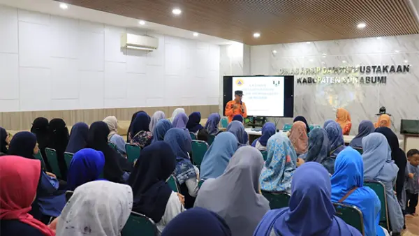 Para peserta saat ikuti Literasi Kebencanaan bertajuk Aku Anak Tangguh, Siaga Bencana: Siap, Sigap, Selamat! di Gedung Perpustakaan, Komplek Gelanggang Pemuda Cisaat, Kab Sukabumi, Kamis (2/7/2026). (Sumber : Istimewa.)