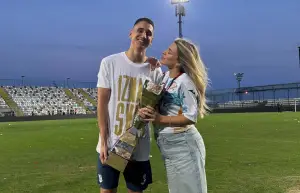 Luka Menalo mengangkat trofi Liga Kroasia (Sumber : Instagram/luka_menalo)