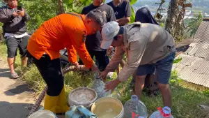 Penyaluran Air Bersih oleh BPBD Kabupaten Sukabumi kepada warga Cibadak yang kesulitan air. Kamis (2/7/2026). (Sumber: Istimewa)