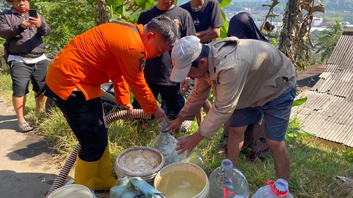 BPBD Sukabumi Salurkan Air Bersih untuk Ratusan KK Terdampak Kekeringan di Cibadak