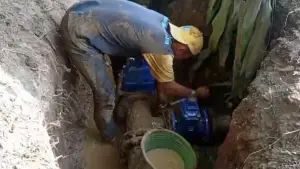 perbaikan pipa distribusi oleh Perumdam TJM Parakansalak. (Sumber: Istimewa)