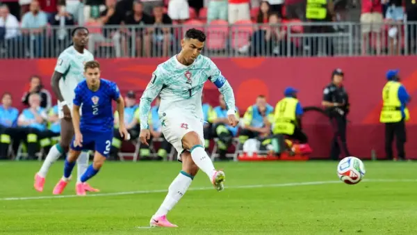 Tendangan penalti Cristiano Ronaldo di laga Portugal vs Kroasia (Sumber: web/reuteus.com)