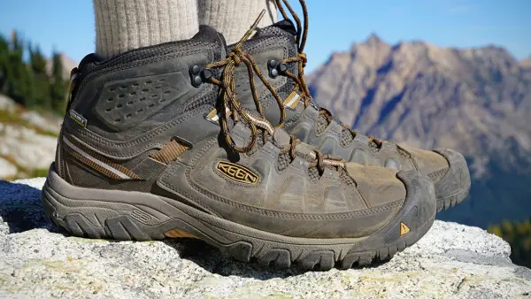 Ilustrasi sepatu outdoor untuk mendaki gunung. (Sumber Foto: Info Sepatu)