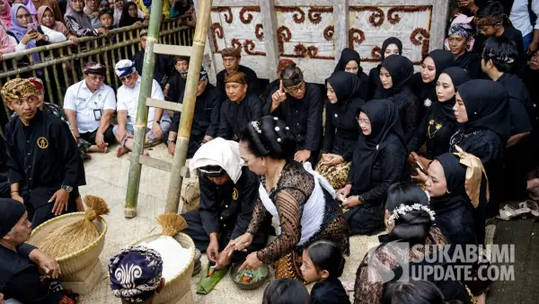 Prosesi Ngampih Pare ka Leuit di Kasepuhan Sinar Resmi | Foto : Ilyas Supendi