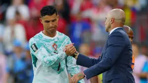 Cristiano Ronaldo dan Roberto Martinez bersalaman setelah pertandingan Portugal vs Uzbekistan di Piala Dunia 2026 (Sumber: web/reuteus.com)