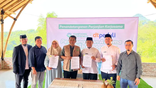 Mou perjanjian Kerjasama Kampoong Ecopreneur Jamil Azzaini dengan Yayasan DT Peduli, di Kampoong Ecopreneur, Leuwisadeng, Kabupaten Bogor. (Sumber : Istimewa.)