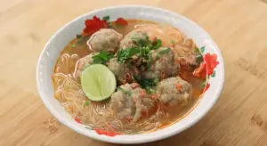Resep Pentol Mercon, Menu Akhir Pekan yang Kenyal, Lembut, dan Pedas (Sumber : Youtube | Devina Hermawan)