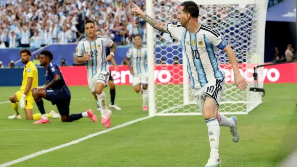 Selebrasi Lionel Messi setelah berhasil mencetak gol ke gawang Tanjung Verde (Sumber: web/reuteus.com)