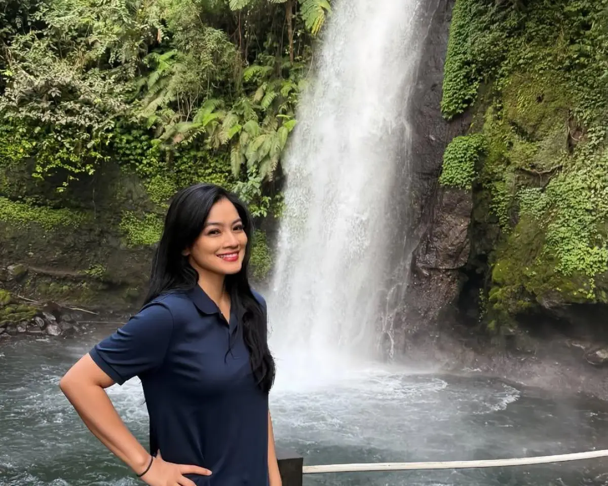 Liburan ke Sukabumi, Titi Kamal Kunjungi Situ Gunung Hingga Asap Isep