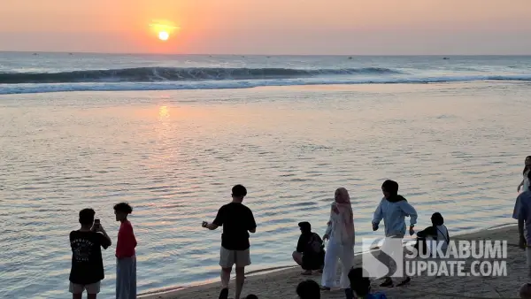Para pengunjung sedang menikmati sunset dan suasana senja di Pantai Cibuaya, Desa Pangumbahan, Kecamatan Ciracap, Kabupaten Sukabumi | Foto : Ragil Gilang