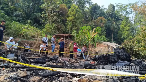 Kondisi rumah yang hangut terbakar di Desa Cibodas, Kecamatan Palabuhanratu, Kabupaten Sukabumi | Foto : Ilyas Supendi