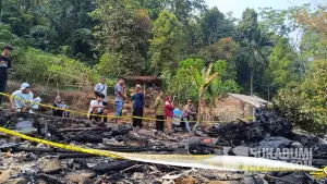 Kondisi rumah yang hangut terbakar di Desa Cibodas, Kecamatan Palabuhanratu, Kabupaten Sukabumi | Foto : Ilyas Supendi