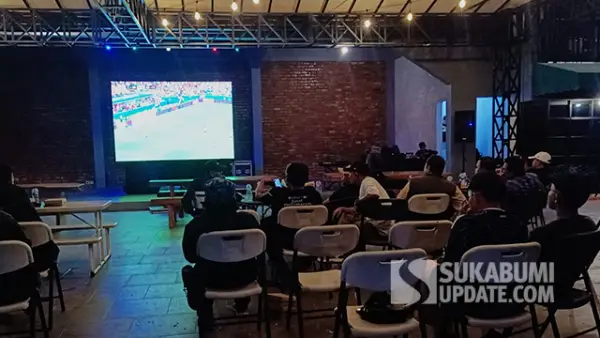 Warga saat nobar Piala Dunia 2026 di kawasan Teras Muara, Desa Citepus, Kecamatan Palabuhanratu. (Sumber : SU/Ilyas).