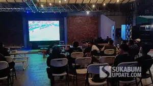 Warga saat nobar Piala Dunia 2026 di kawasan Teras Muara, Desa Citepus, Kecamatan Palabuhanratu. (Sumber : SU/Ilyas).