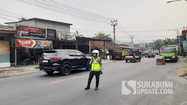 Arah Bogor menuju Sukabumi: Volume kendaraan meningkat (didominasi arus weekend) (Sumber : SU/Ibnu Sanubari).