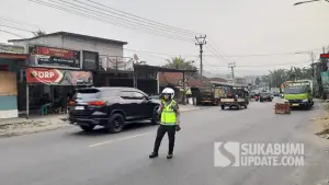Arah Bogor menuju Sukabumi: Volume kendaraan meningkat (didominasi arus weekend) (Sumber : SU/Ibnu Sanubari).