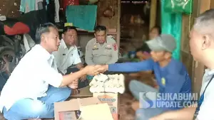Anggota DPRD Kabupaten Sukabumi Dadang Hermawan bersama unsur pemerintah dan kepolisian mengunjungi korban dugaan kekerasan seksual terhadap anak di Kecamatan Tegalbuleud. (Sumber : SU/Ragil Gilang).