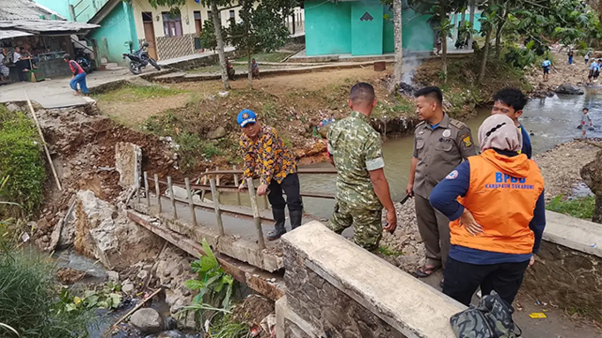 Jembatan Penghubung Dua Desa di Bojonggenteng Ambruk, Akses Sementara Dibangun