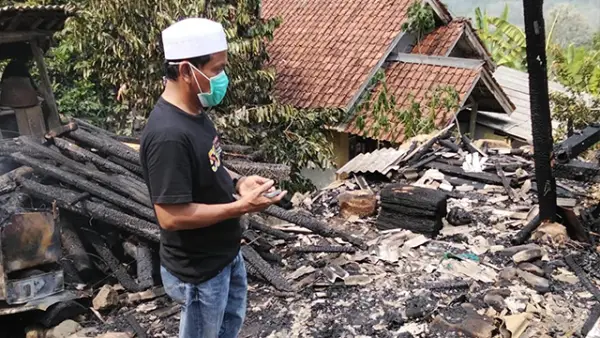 Anggota DPRD Kabupaten Sukabumi, Junajah Jajah Nurdiansyah saat melakukan peninjauan ke lokasi TKP kebakaran di Desa Cibodas, Kecamatan Palabuhanratu, Sabtu (4/7/2026). (Sumber : SU/Ilyas).