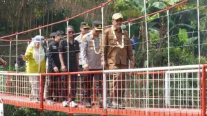 Bupati Sukabumi Asep Japar bersama Kapolres Sukabumi Kota AKBP Sentot Kunto Wibowo saat meresmikan jembatan gantung prima jantake. (Sumber : Diskominfosan Kab. Sukabumi)