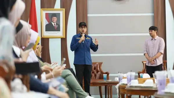Wakil Wali Kota Sukabumi Bobby Maulana saat menyambut peserta Sukabumi City Tour Batch 4 di Balai Kota Sukabumi, Minggu (5/7/2026). (Sumber Foto: Dokpim Pemkot Sukabumi)