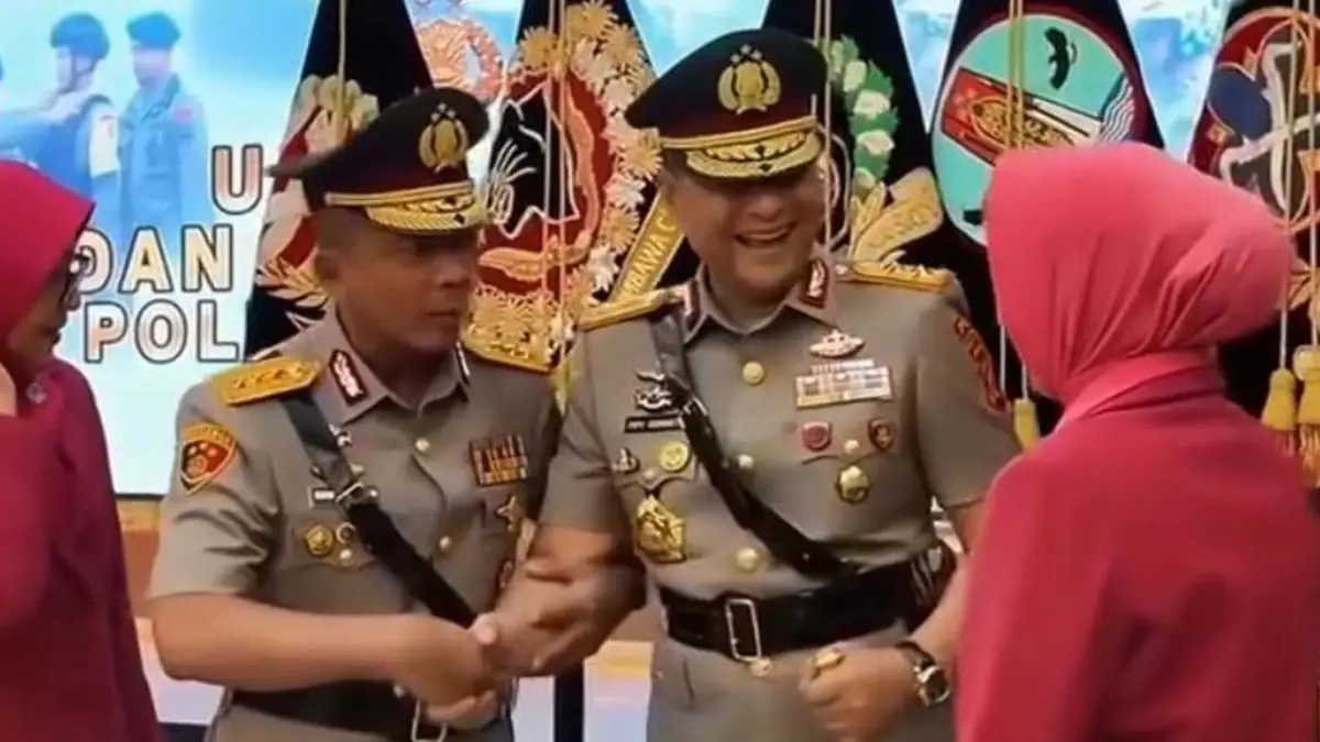 Keakraban Komjen Rudi Setiawan dan Irjen Pipit Rismanto usai prosesi sertijab. | Foto: Tangkapan layar video/Istimewa