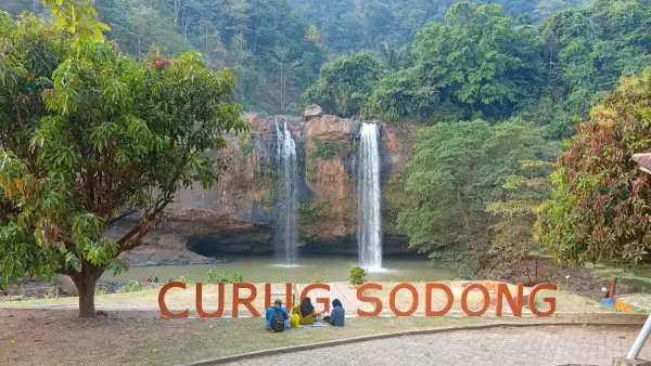 Curug Sodong Gaopark Ciletuh Sukabumi saat musim kemarau, lebih jernih (Sumber: dok curug sodong)