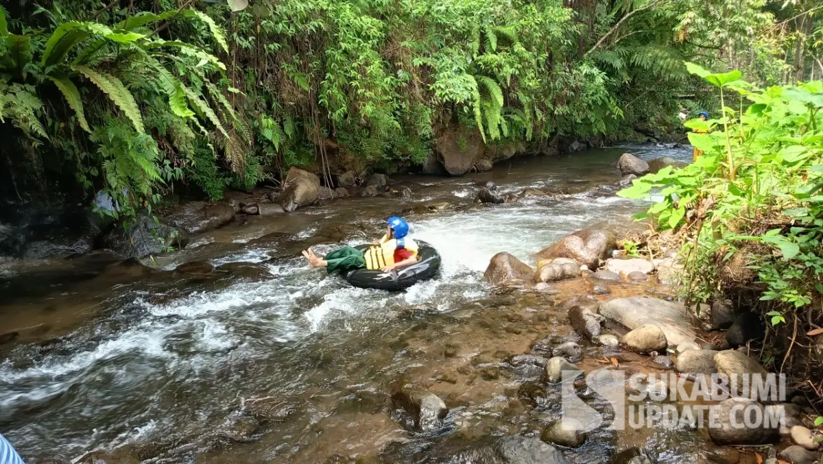 Pengunjung yang sedang menikmati wahana river tubing di Villa Kaca, Pasir Datar, Sukabumi