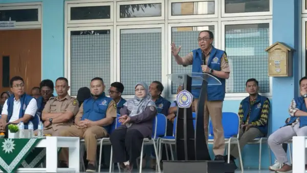 Sekda Kabupaten Sukabumi, Ade Suryaman saat melepas Mahasiswa dalam Kegiatan Kuliah Kerja Nyata. Senin (6/7/2026). (Sumber: Dokpim)