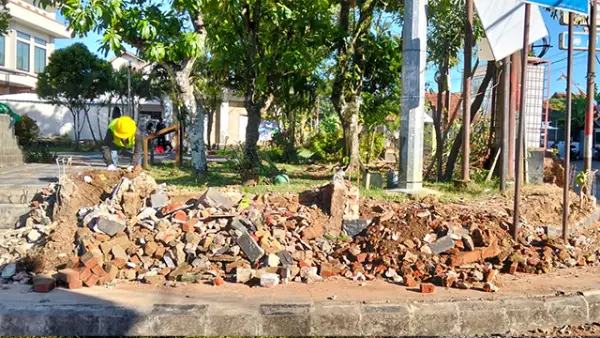 Proses rehabilitasi Ruang Terbuka Hijau (RTH) Taman Megalodon di Bundaran Surade, Kabupaten Sukabumi, mulai dikerjakan. (Sumber : Istimewa.).