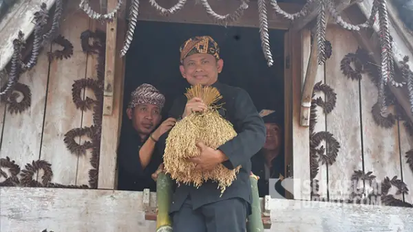 Kepala Dinas Pariwisata Kabupaten Sukabumi, Ali Iskandar, saat prosesi sakral Ngampih Pare ka Leuit Si Jimat pada puncak perayaan Seren Taun ke-447 di Kampung Adat Kasepuhan Sinaresmi, Minggu (5/7/2026). (Sumber : SU/Ilyas)