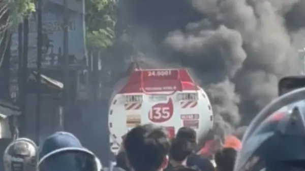 Truk Tangki BBM Pertamina terbakar di jalan raya Cianjur Sukabumi (Sumber: dok warganet)