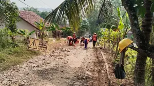 Proses rekonstruksi ruas Jalan Leuwiliang–Bojongtipar di Kecamatan Jampangtengah, Kabupaten Sukabumi, mulai dikerjakan. (Sumber : Dinas PU).