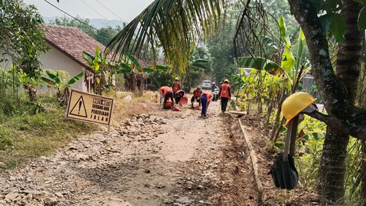 Sempat Viral karena Rusak, PU Sukabumi Perbaiki Jalan Leuwiliang–Bojongtipar di Jampangtengah