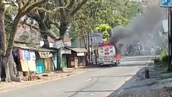 Truk tangki BBM Pertamina terbakar di Warungkondang jalan raya Cianjur Sukabumi (Sumber: dok warganet)