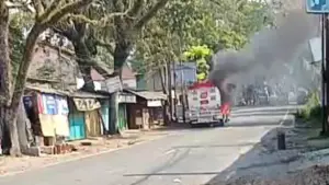 Truk tangki BBM Pertamina terbakar di Warungkondang jalan raya Cianjur Sukabumi (Sumber Foto: dok warganet)