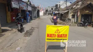 Pekerjaan rekonstruksi jalan berupa betonisasi pada ruas Caringin-Cidahu, Kecamatan Cidahu, mulai dilaksanakan oleh Dinas PU Kabupaten Sukabumi melalui UPTD PU Wilayah III Cicurug. (Sumber : SU/Ibnu Sanubari).