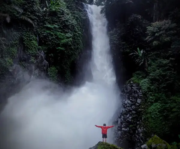 Curug Cipanyairan, salah satu air terjun yang ada di Garut dan masih belum banyak dikunjungi wisatawan. (Sumber : Instagram/journeyriki)