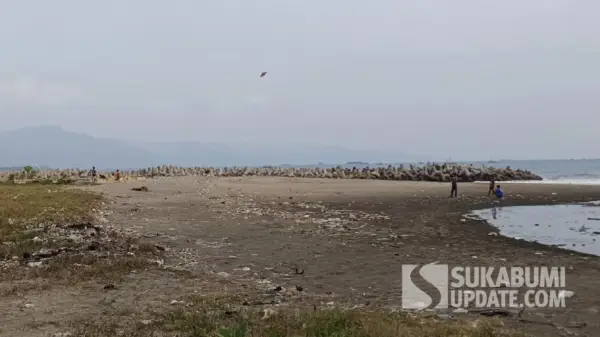 Wajah Pantai Karang Pamulang Palabuhanratu Sukabumi yang kini berubah akibat sedimentasi Proyek Dermaga PLPR, Senin (6/7/2026). (Sumber Foto: SU/Ilyas)
